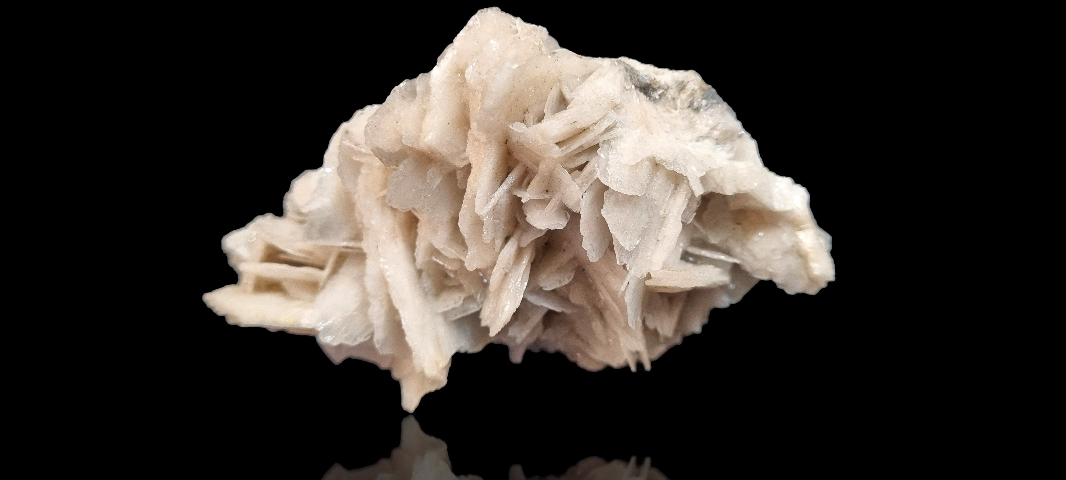 Bladed, lustrous White Baryte / Barite ( cabinet size Specimen)